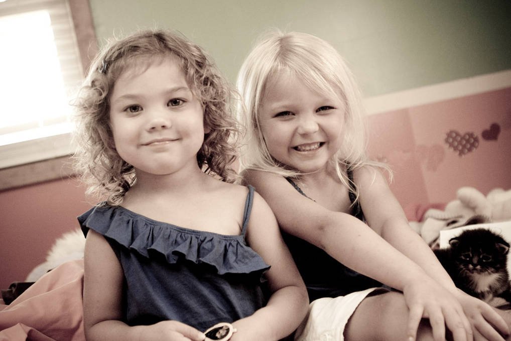 Kilkuletnie dziewczynki coraz częściej ubierane są jak nastolatki.