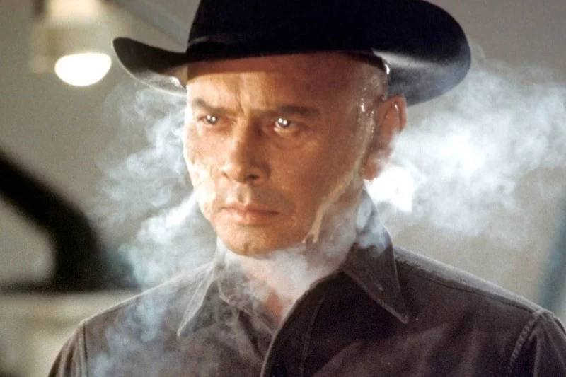 Yul Brynner w roli targanego wątpliwościami egzystencjalnymi robota.