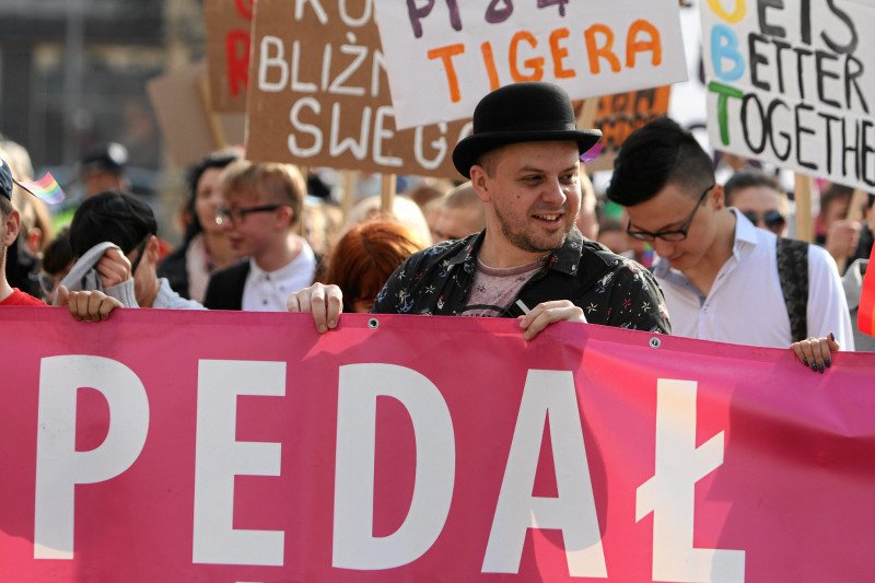 55 proc. Polaków popiera legalizację związków homoseksualnych
