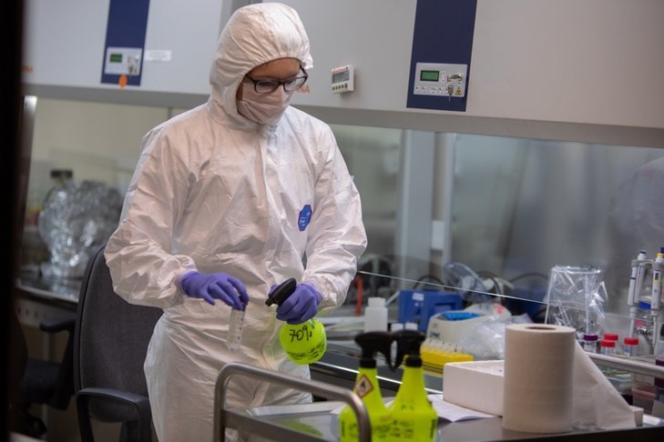 Naukowcy z Krakowa odkryli substancję, która hamuje zakażenie koronawirusem.