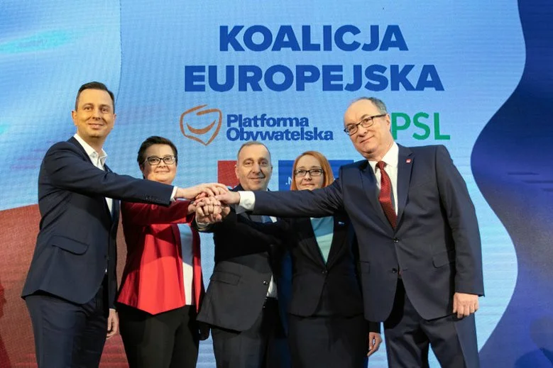 Rośnie poparcie dla Koalicji Europejskiej. Już może liczyć na więcej głosów niż PiS.