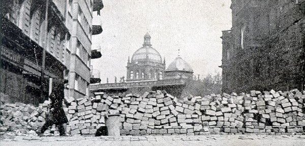 Jedna z barykad pod Muzeum Narodowym w Pradze