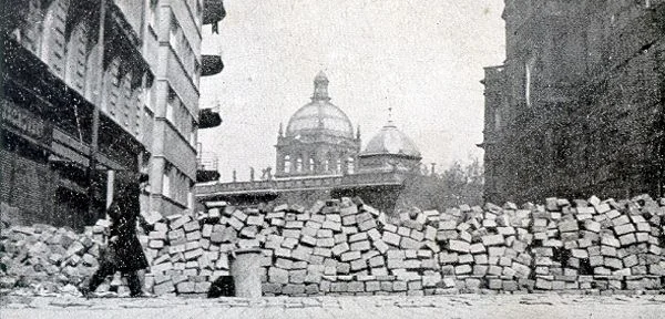 Jedna z barykad pod Muzeum Narodowym w Pradze
