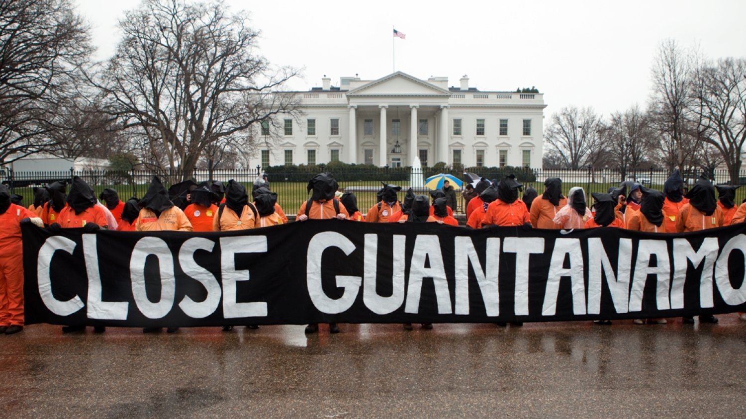 Działacze Amnesty International USA trzymają baner „Zamknąć Guantanamo” w 10 rocznicę funkcjonowania więzienia. Protest przed Białym Domem, Waszyngton, 11 stycznia 2012.