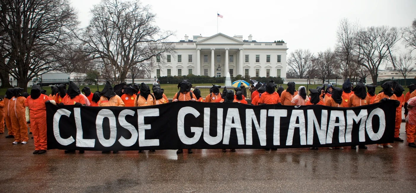 Działacze Amnesty International USA trzymają baner „Zamknąć Guantanamo” w 10 rocznicę funkcjonowania więzienia. Protest przed Białym Domem, Waszyngton, 11 stycznia 2012.