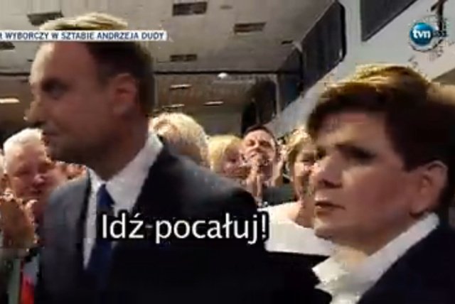 Stacja TVN24 przypomniała, że z pomocy "suflera" korzysta także Andrzej Duda