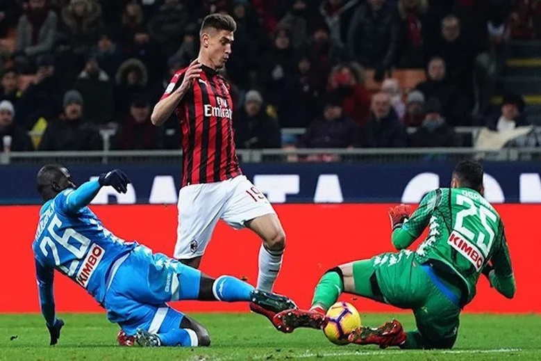 AC Milan wykluczony z Ligi Europy. W barwach klubu z Mediolanu gra Krzysztof Piątek.
