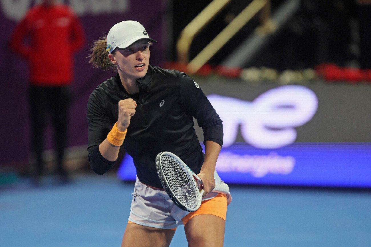 Iga Świątek od pewnego zwycięstwa rozpoczęła turniej w stolicy Zjednoczonych Emiratów Arabskich.