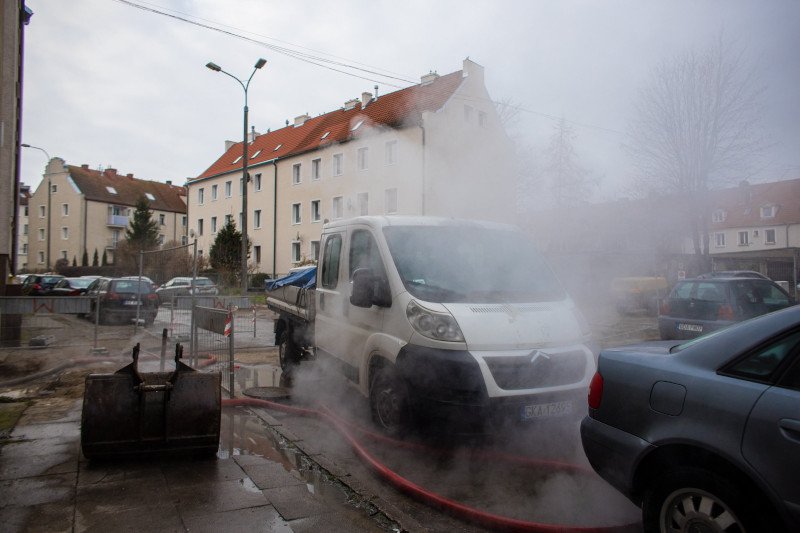 Poważna awaria rury na Pradze. Autobus zapadł się pod jezdnię