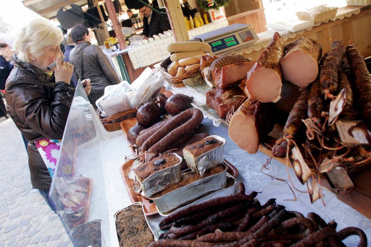 24 marca 2012. Warszawa, ulica Chłodna. Wolski jarmark wielkanocny