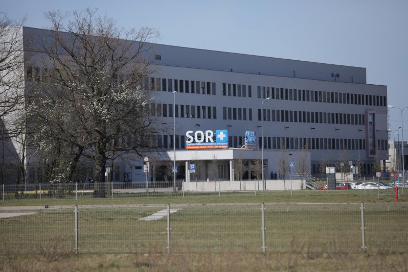 Ciało młodej kobiety pod szpitalem w Bogatyni. Znaleziono ją w samochodzie.