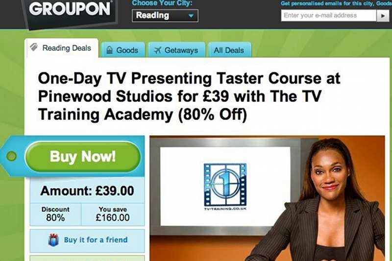 Ogłoszenie w serwisie Groupon.com dotyczące jednodniowego kursu na prezentera telewizyjnego.