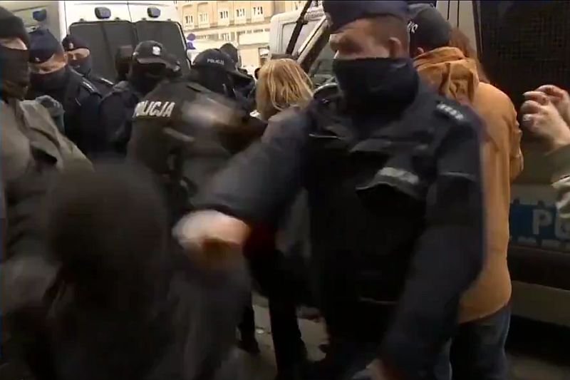 Policjant z dużą siłą popchnął chłopaka na ziemię. Warszawa: protesty przed sądem, brutalna interwencja policji.