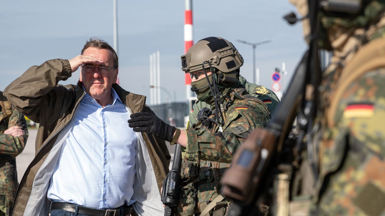 Niemieccy żołnierze Bundeswehry  i szef MON Niemiec Boris Pistorius