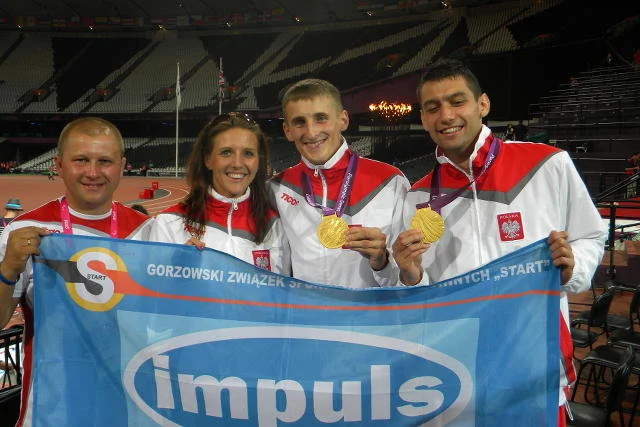 Rekordziści Świata z Londynu. Od lewej: trener - Zbigniew Lewkowicz, Piekart Katarzyna - oszczep, Lepiato Maciej - skok wzwyż i Michalski Mateusz - 200 m