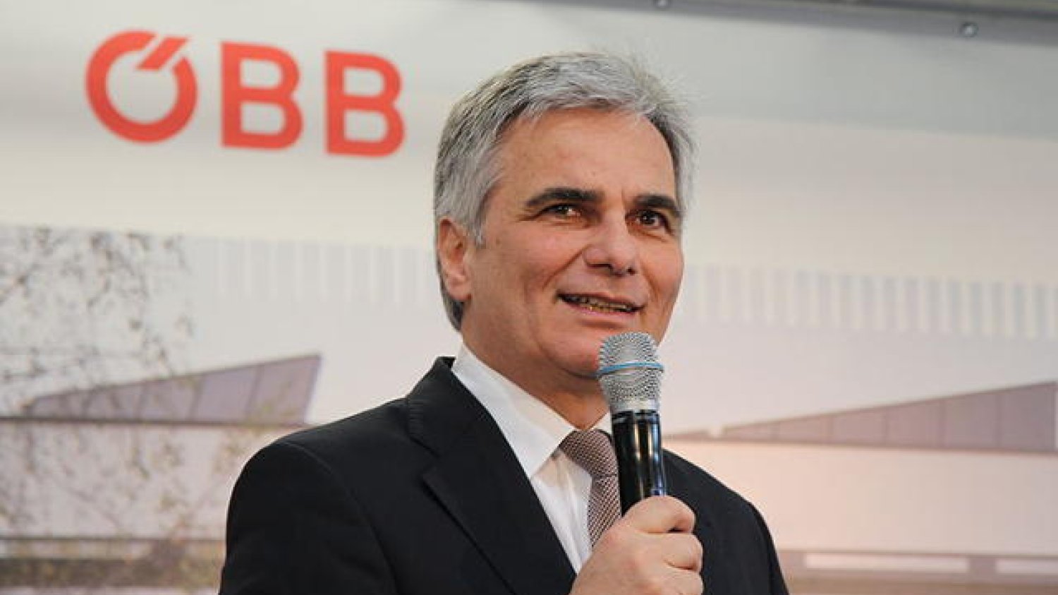 Werner Faymann chce kar dla państw UE, które nie zgadzają się na pomoc imigrantom