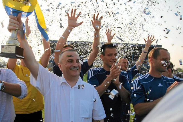 Tak się cieszą w Niecieczy. Na zdjęciu Krzysztof Witkowski, który 8 lat temu postanowił zainwestować w ludowy klub sportowy.