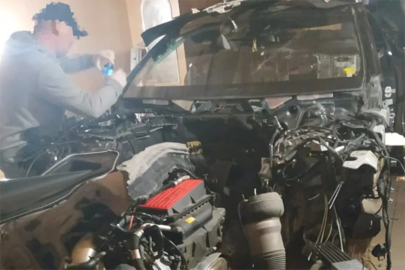 Policjanci znaleźli luksusowego mercedesa, którego skradziono z podjazdu youtuberowi Sashy.