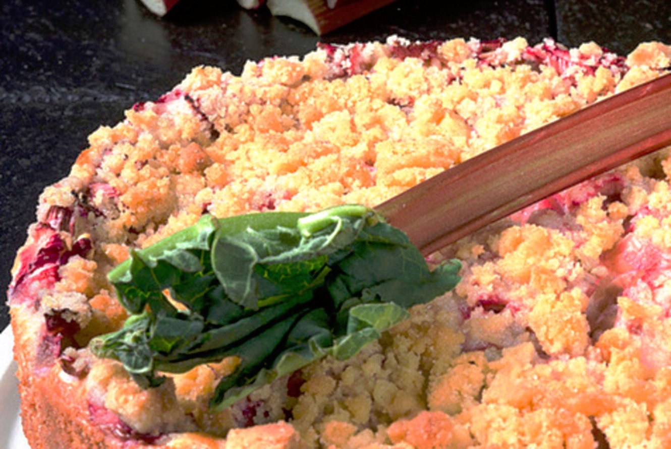 Przepis na wegańskie ciasto z rabarbarem i kruszonką bez jajek [HIT SEZONU]