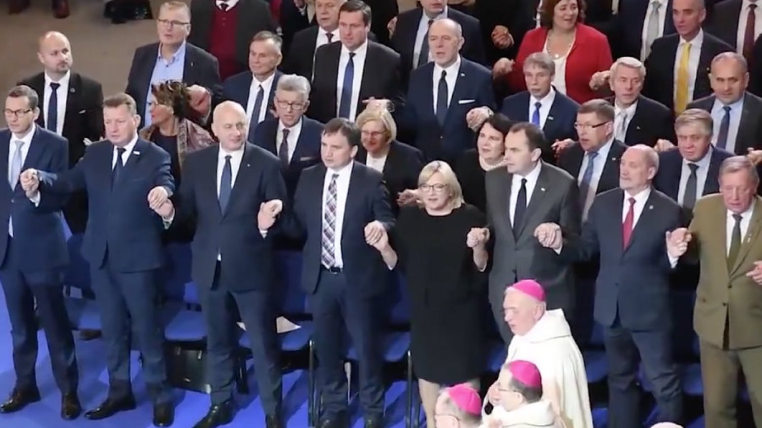 Politycy PiS tańczyli na 27. urodzinach Radia Maryja Abba Ojcze.