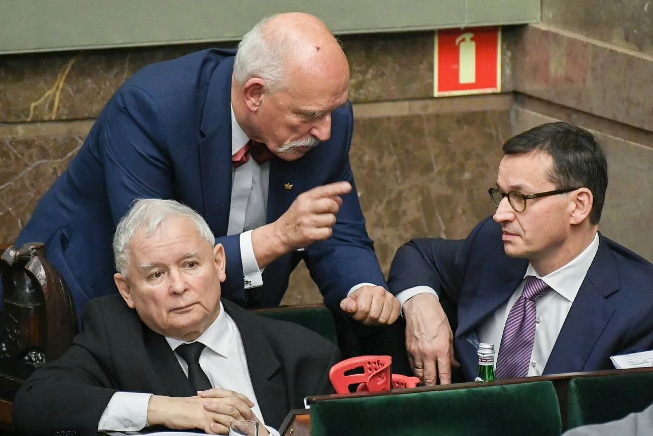Według nowego sondażu, po kolejnych wyborach PiS nie utrzyma większości nawet dzięki koalicji z Konfederacją. Według nowego sondażu, po kolejnych wyborach PiS nie utrzyma większości nawet dzięki koalicji z Konfederacją.