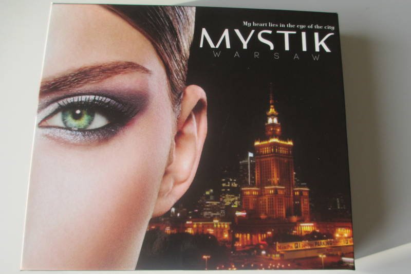 Pałac Kultury jest nie tylko na regale kosmetycznym, na specjalnym zestawie do makijażu oczu, ale znalazł się też i w logo marki