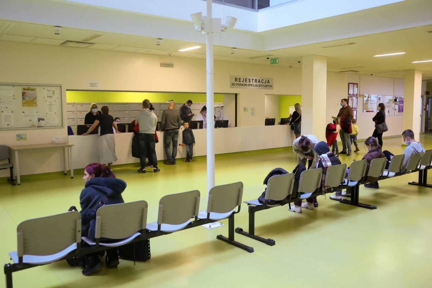 Publiczny system ochrony zdrowia jest niewydolny, więc coraz mniej osób leczy się wyłącznie na NFZ, a coraz więcej płaci za wizyty z własnej kieszeni.