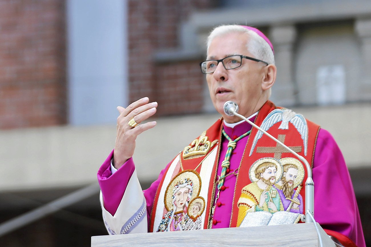 Metropolita katowicki abp Wiktor Skworc podczas Pielgrzymki Mężczyzn i Młodzieńców do Piekar Śląskich podziękował PKN Orlen za przejęcie kontroli nad mediami lokalnymi. Metropolita katowicki abp Wiktor Skworc podczas Pielgrzymki Mężczyzn i Młodzieńców do Piekar Śląskich.