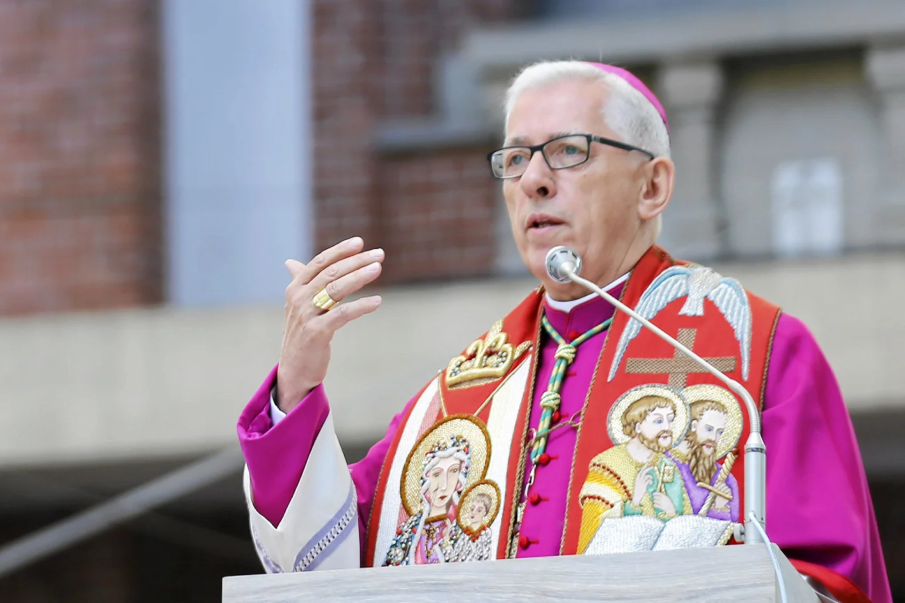 Metropolita katowicki abp Wiktor Skworc podczas Pielgrzymki Mężczyzn i Młodzieńców do Piekar Śląskich podziękował PKN Orlen za przejęcie kontroli nad mediami lokalnymi. Metropolita katowicki abp Wiktor Skworc podczas Pielgrzymki Mężczyzn i Młodzieńców do Piekar Śląskich.