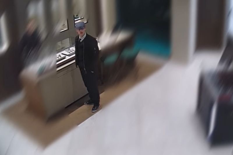Policjanci z Gdańska szukają mężczyzny, który okradł zegarek marki Rolex o wartości 144 tys. złotych.