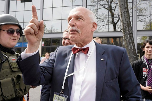 Janusz Korwin-Mikke zauważa, że niemal wszystkie samotne Polski w Egipcie szukają miłości.