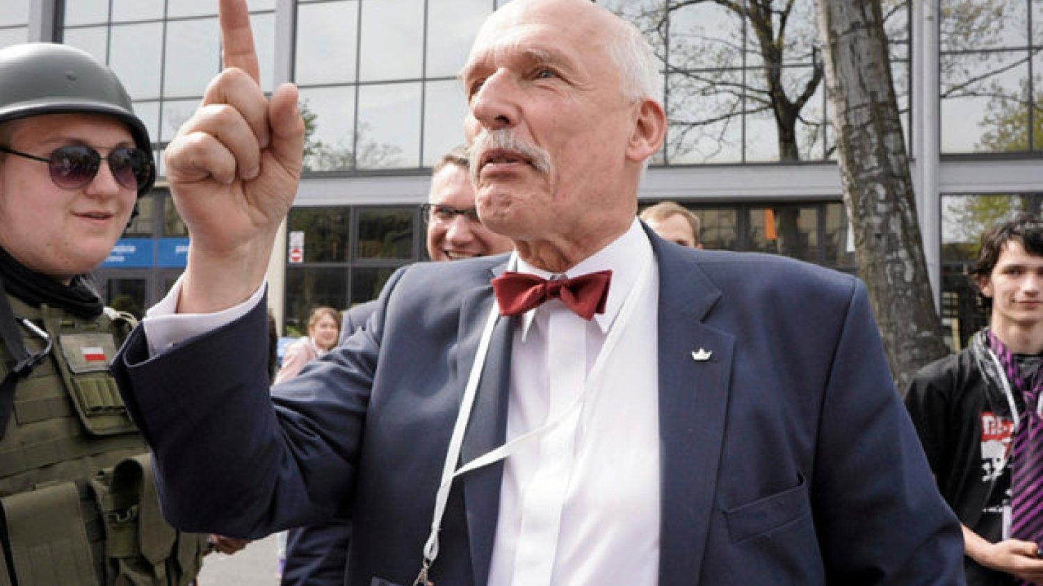Janusz Korwin-Mikke zauważa, że niemal wszystkie samotne Polski w Egipcie szukają miłości.