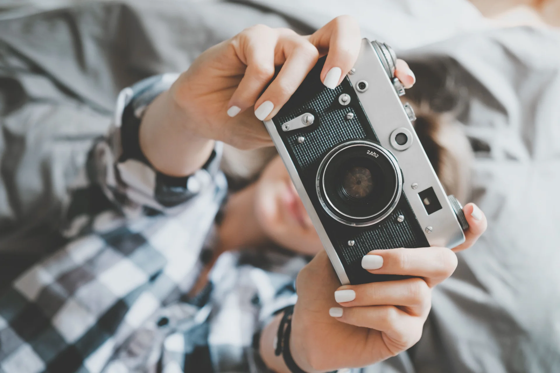 Małe analogowe aparaty nie wymagające znajomości zasad fotografii okazują się być świetną rozrywką dla nieco większych dzieci.