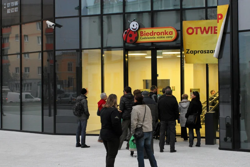 Klient "Biedronki" też chce być modny. Młodzi twórcy projektują specjalnie dla dyskontu. "Cena determinuje projekt"