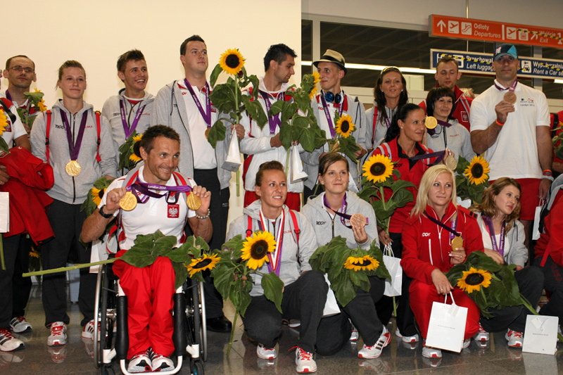 Powrót Paraolimpijczyków z Londynu. Kibice przywitali ich na warszawskim lotnisku.