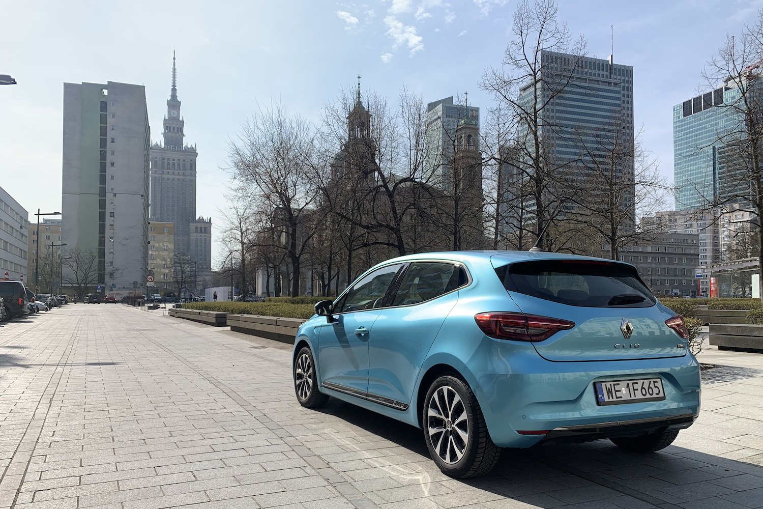 Renault Clio E-tech to zamknięta hybryda o świetnym designie. Tylko spalanie mogłoby być nieco niższe.