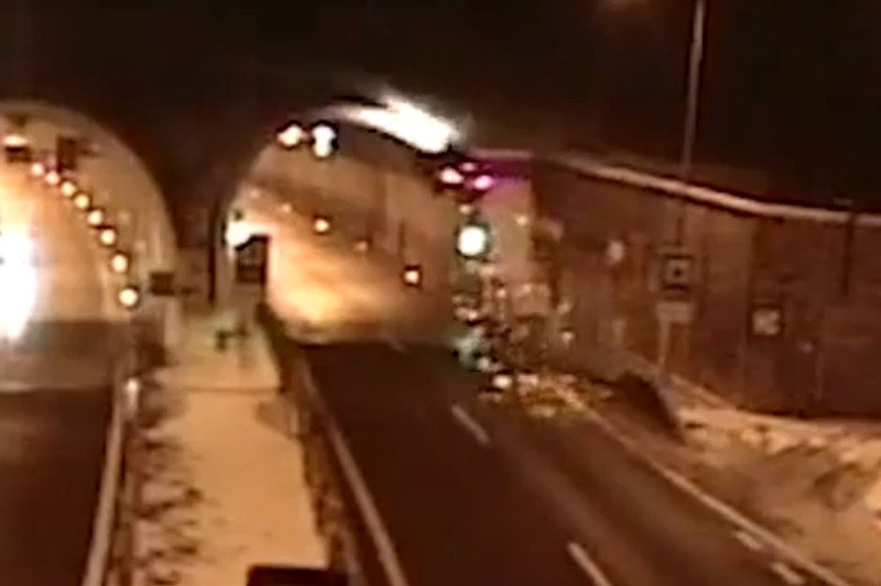 44-letni Słowak postanowił sprawdzić własności lotne swojego BMW. Po przeleceniu kilkunastu metrów auto uderzyło w strop tunelu i spadło.