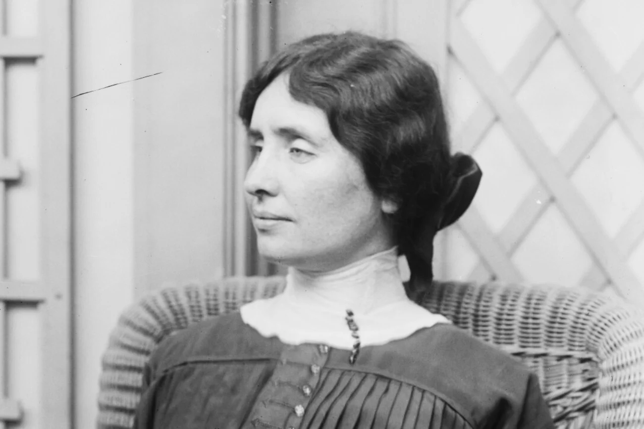 Kim była Helen Keller? Była pierwszą głuchoniewidomą osobą z dyplomem szkoły wyższej.
