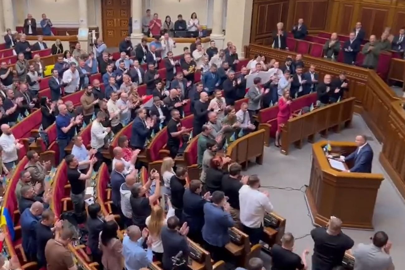 Andrzej Duda przebywa w Kijowie, gdzie w Radzie Najwyższej wygłosił orędzie jako pierwsza głowa obcego państwa od wybuchu wojny.