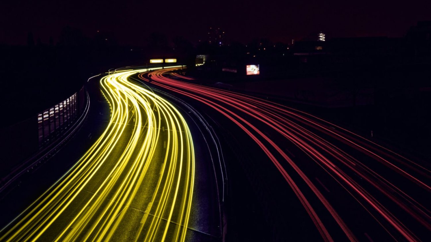 Większość kierowców chce limitów na autostradach w Niemczech. Większość kierowców chce limitów na autostradach w Niemczech.