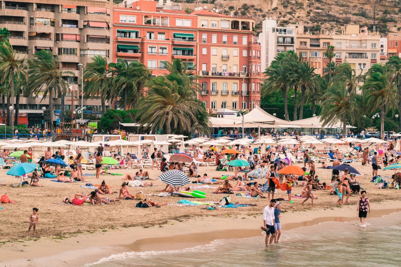 Hiszpania zamyka plaże z powodu wycieku nieznanej substancji.
