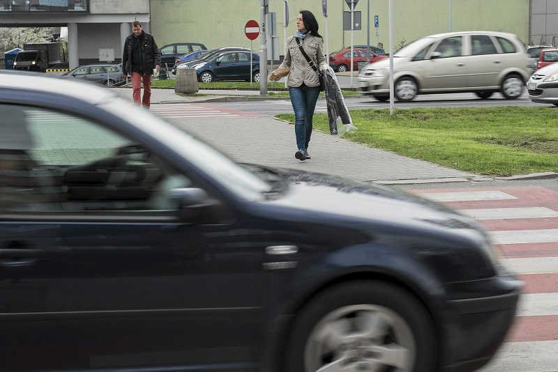 Przepuszczanie pieszych na przejściach dla pieszych to nie tylko kwestia kultury, ale i bezpieczeństwa.