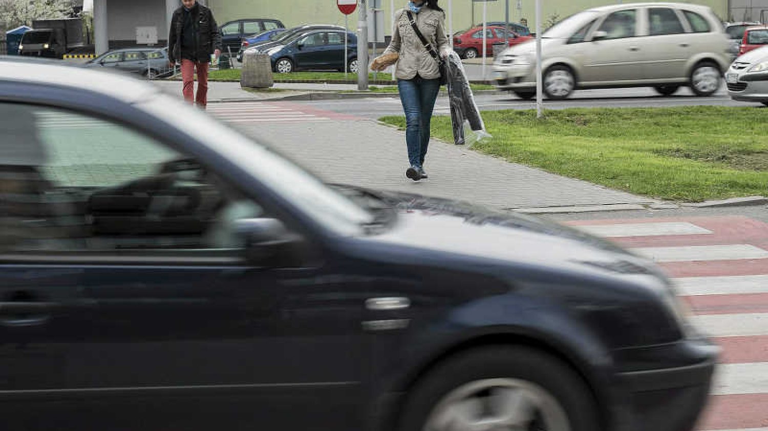 Przepuszczanie pieszych na przejściach dla pieszych to nie tylko kwestia kultury, ale i bezpieczeństwa.