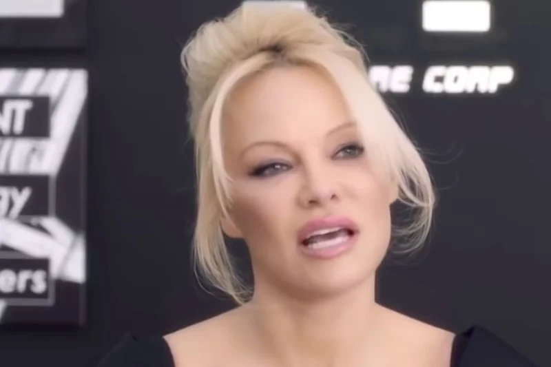 Pamela Anderson ma wątpliwości co do związku, chociaż Jon Peters to jej znajomy od lat.
