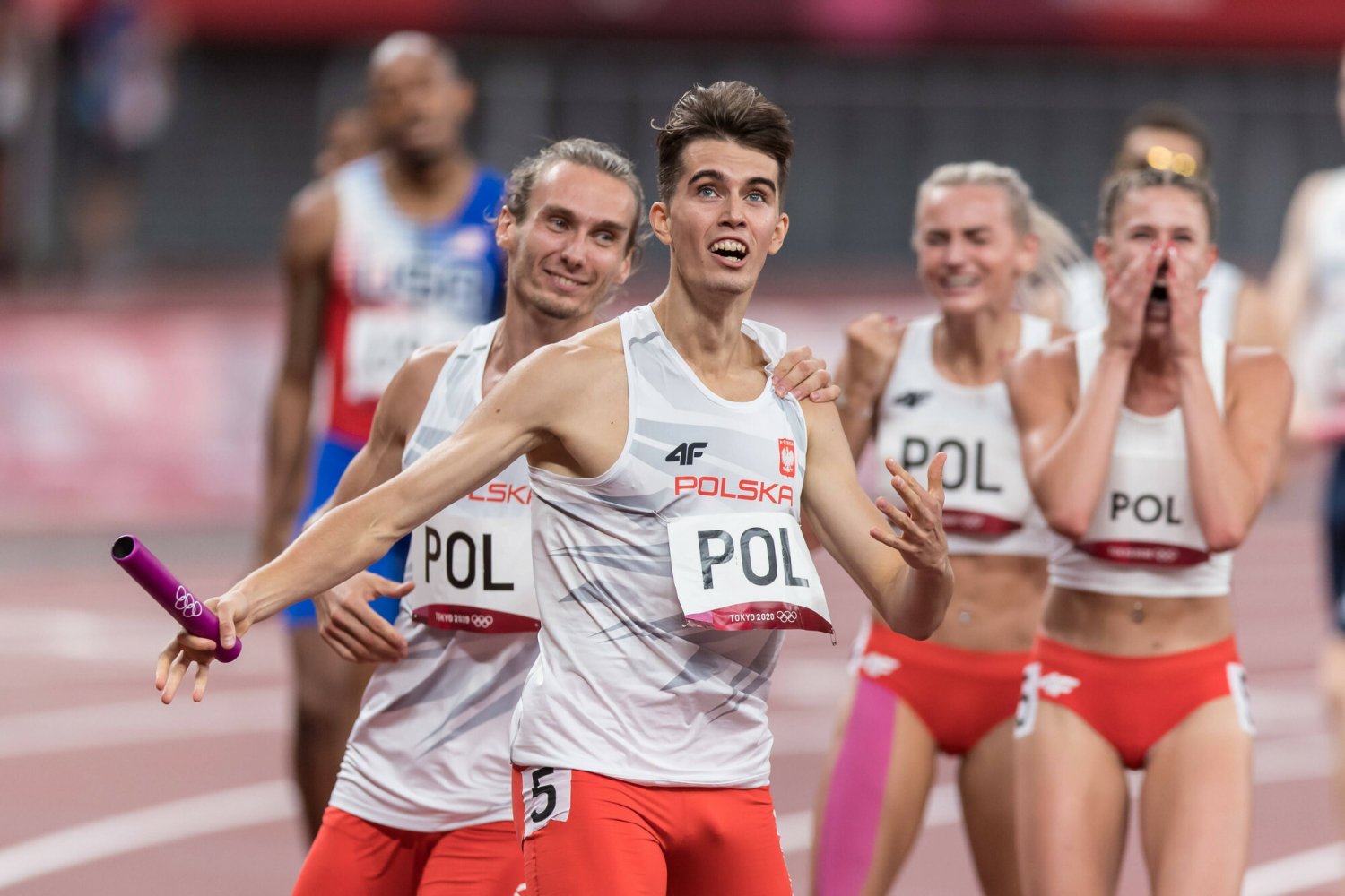 Karol Zalewski za plecami Kajetana Duszyńskiego po biegu sztafet mieszanych 4x400 metrów