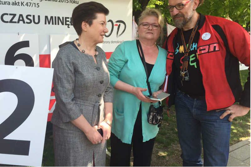 W miasteczku namiotowym KOD pojawiła się Elżbieta Pawłowicz, siostra Krystyny Pawłowicz.