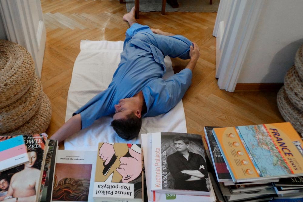 Janusz Palikot ćwiczy jogę w warszawskim mieszkaniu