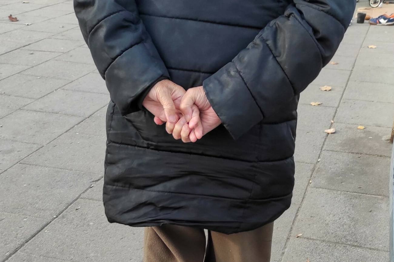 38-latek, który zmarł po przewróceniu się na chodnik, opiekował się babcią