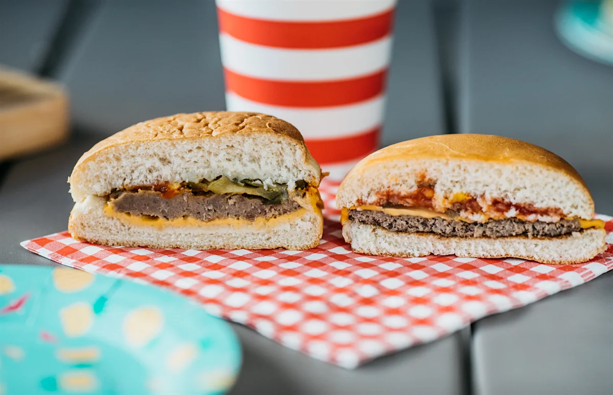 Po lewej Lidl, po prawej McDonald's.