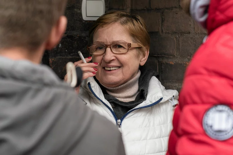 Matka Tomasza Komendy, Teresa oczekiwała na syna z resztą rodziny.